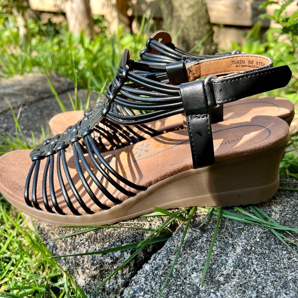 Baretraps Strappy Wedge Sandals Taren 8M Black Velcro cushioned footbed